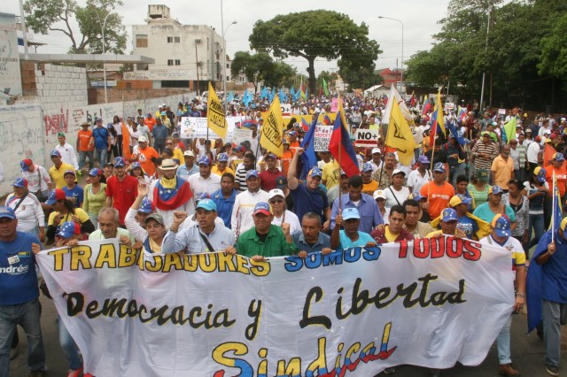 Los trabajadores y MUD marcharon en Ciudad Bolívar en resistencia al régimen madurista (Foto: Yafi)