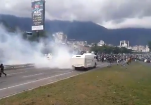 Continúa brutal represión a manifestantes en la Francisco Fajardo