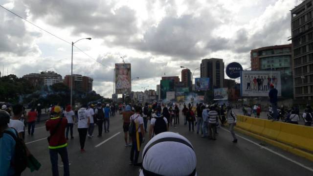 represión en la autopista Fajardo a la altura de Las Mercedes. Foto: Eduardo de la Concha /Lapatilla 