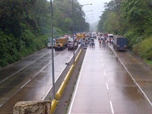 11:30 Autopista Valencia-Puerto Cabello se mantiene cerrada en ambos sentidos #2May