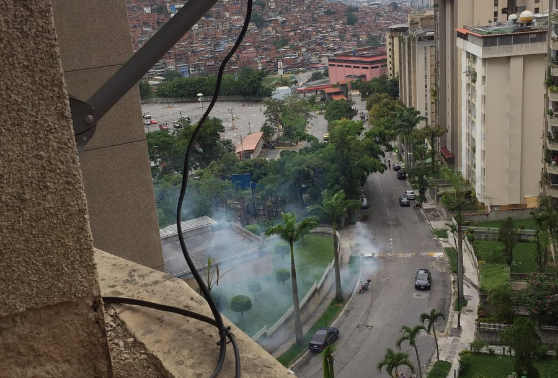 Urbanización Terrazas deñ Ávila, GNB reprime a manifestantes. Foto Ariana Briceño? @AriBriceno