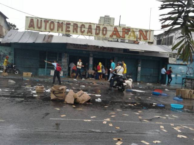 Un supermercado en la avenida Universidad de Naguanagua fue vaciado (Foto: Andrews Abreu)