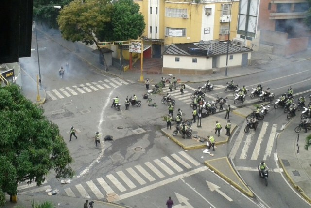 PNB reprime a vecinos de  la avenida Francisco Solano / Foto @Angelicalugob 