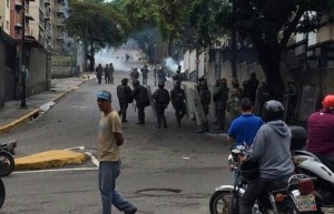 GNB reprime a vecinos de El Llanito con bombas lacrimógenas #2May (Videos)