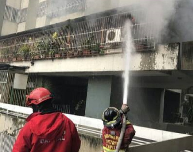 Bomberos atendiendo incendio en Residencias Victoria en El Paraíso / Foto @beatrizgutierre  