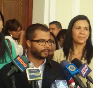 Emer Álvarez: Maduro pretende hacer en el país una copia exacta del parlamento cubano