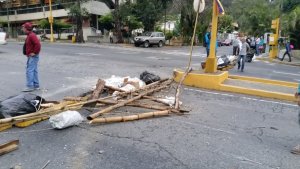 Trancazo impide paso por la avenida principal de La Boyera #2May (foto)