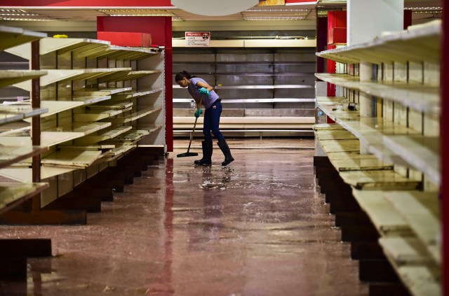 Un supermercado saqueado en Valencia, estado Carabobo (Foto: AFP)