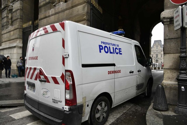 Bomb disposal units arrive to the Louvre Museum in Paris, on May 7, 2017, following an evacuation due to a security alert, during the second round of voting for the French presidential election. The esplanade of the Louvre, where Emmanuel Macron planned a rally in case of victory in the presidential election, was evacuated May 7 in the early afternoon due to a security alert, according to a police source. / AFP PHOTO / PHILIPPE LOPEZ