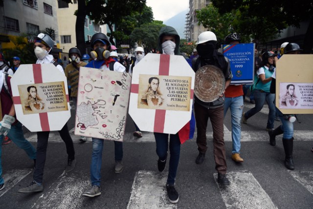Escuderos de la Libertad en medio de la represión este #10May  / AFP PHOTO / FEDERICO PARRA