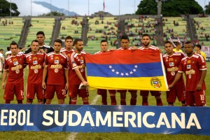 Jugadores del Caracas guardan minuto de silencio en partido de Copa Sudamericana
