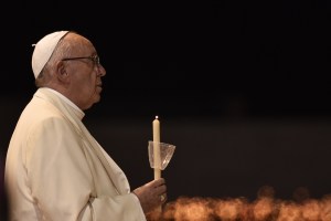 El Papa denuncia la “violencia ciega del terrorismo” y reza por las víctimas
