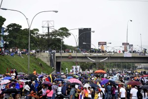 Bajo la lluvia caraqueños realizan plantón en el Distribuidor Altamira #15May (fotos)