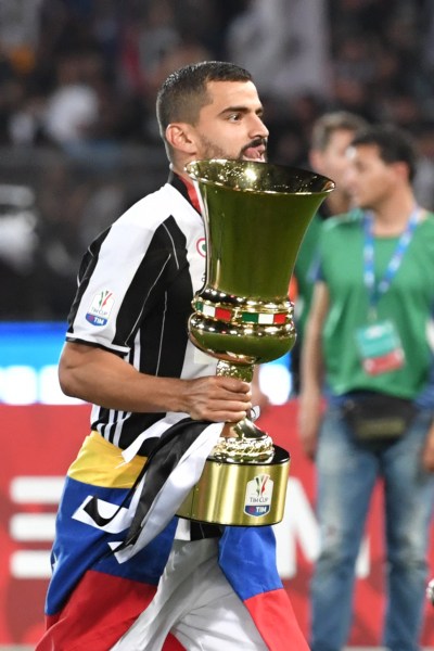 El venezolano Tomás Rincón sostiene el trofeo de la Copa Italia (Foto: AFP)