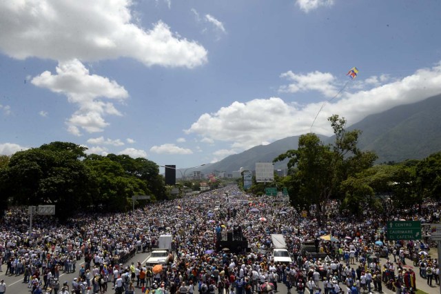 Opposition activists block the Francisco Fajardo main motorway in eastern Caracas on May 20, 2017 to protest against President Nicolas Maduro. Venezuelan protesters and supporters of embattled President Nicolas Maduro take to the streets Saturday as a deadly political crisis plays out in a divided country on the verge of paralysis. / AFP PHOTO / FEDERICO PARRA