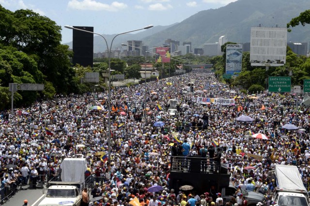 Opposition activists block the Francisco Fajardo main motorway in eastern Caracas on May 20, 2017 to protest against President Nicolas Maduro. Venezuelan protesters and supporters of embattled President Nicolas Maduro take to the streets Saturday as a deadly political crisis plays out in a divided country on the verge of paralysis. / AFP PHOTO / FEDERICO PARRA