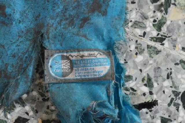 Fragmentos de la mochila Karrimor en la que el atacante suicida habría llevado la bomba (AFP)