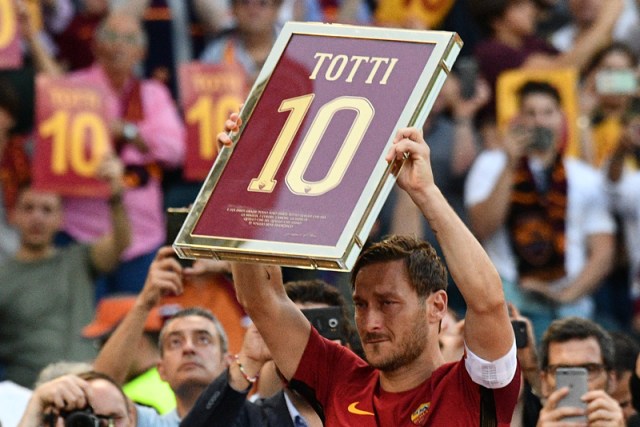 Roma's forward from Italy Francesco Totti holds a framed Number 10 during a ceremony to celebrate his last match with AS Roma after the Italian Serie A football match AS Roma vs Genoa on May 28, 2017 at the Olympic Stadium in Rome. Italian football icon Francesco Totti retired from Serie A after 25 seasons with Roma, in the process joining a select group of 'one-club' players. / AFP PHOTO / Vincenzo PINTO