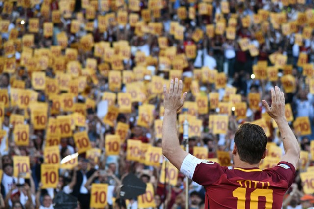 AS Roma's captain Francesco Totti greets fans during a ceremony following his last match with AS Roma after the Italian Serie A football match AS Roma vs Genoa on May 28, 2017 at the Olympic Stadium in Rome. Italian football icon Francesco Totti retired from Serie A after 25 seasons with Roma, in the process joining a select group of 'one-club' players. / AFP PHOTO / Vincenzo PINTO