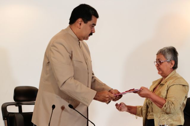 El presidente de la República, Nicolás Maduro, entregó el pasado miércoles a la presidenta del Consejo Nacional Electoral (CNE), Tibisay Lucena, el decreto que convoca a la Asamblea Nacional Constituyente "comunal". Foto: AVN 