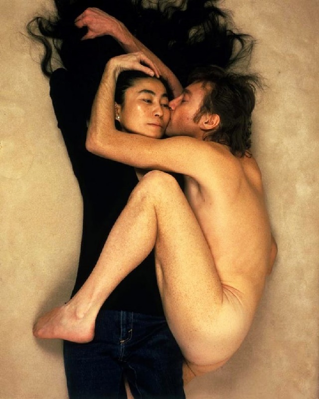 Unas horas antes de que John Lennon fuera asesinado, la fotógrafa Annie Leibovitz hizo una sesión con él y su esposa, Yoko Ono, para la revista Rolling Stone. En una de ellas fotografió a Lennon desnudo junto a Ono mientras le besaba la mejilla. A él le gustó tanto que le dijo a Leibovitz: “Captaste exactamente nuestra relación”. La foto fue la portada de la revista.