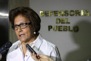 Helen Fernández: Ciudadano Defensor si tiene un mínimo de  hidalguía, renuncie