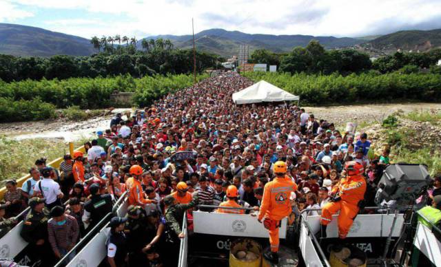 Miles de venezolanos cruzaban la frontera hacia Colombia, en julio del año pasado. GEORGE CASTELLANO AFP