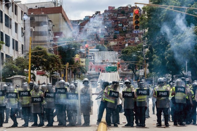 Agentes de la Policía Nacional Bolivariana cierran el paso de una marcha celebrada este 1 de mayo, Día del Trabajador. Credit Federico Parra / Agence France-Presse - Getty Images