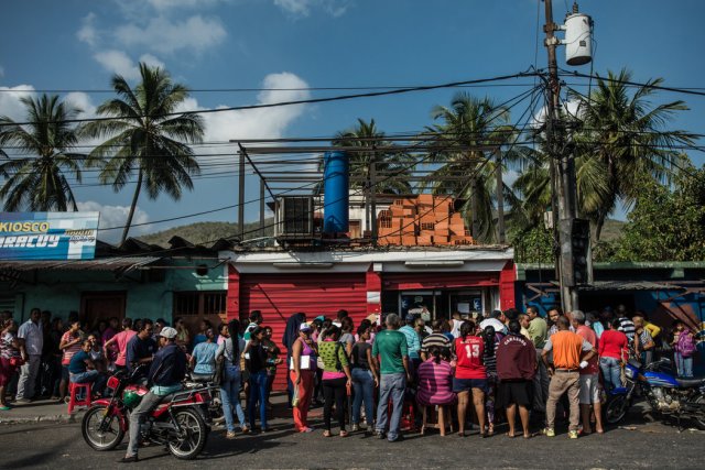 Una fila de cientos de personas que esperaban poder comprar alimentos en un supermercado estatal de la ciudad portuaria de Puerto Cabello. Credit Meridith Kohut para The New York Times