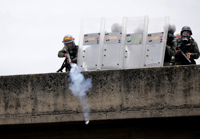 Riot police take position while clashing with opposition supporters during a rally against President Nicolas Maduro in Caracas, Venezuela May 3, 2017. REUTERS/Carlos Garcia Rawlins