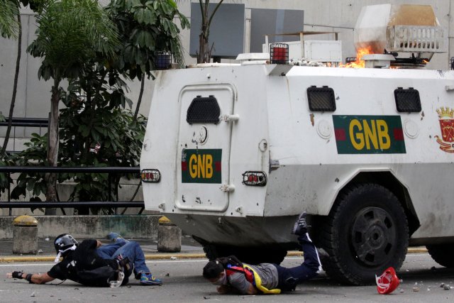 Tanqueta de la GN arremetió de manera ofensiva contra los manifestantes en Altamira. REUTERS/Marco Bello