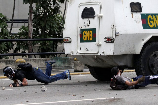 Tanqueta de la GN arrolló a manifestante en Altamira. REUTERS/Marco Bello TPX IMAGES OF THE DAY