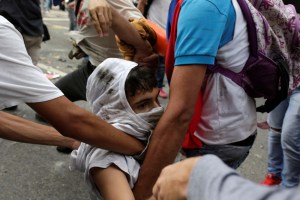 Clínicas ofrecen atención gratuita a heridos durante protestas