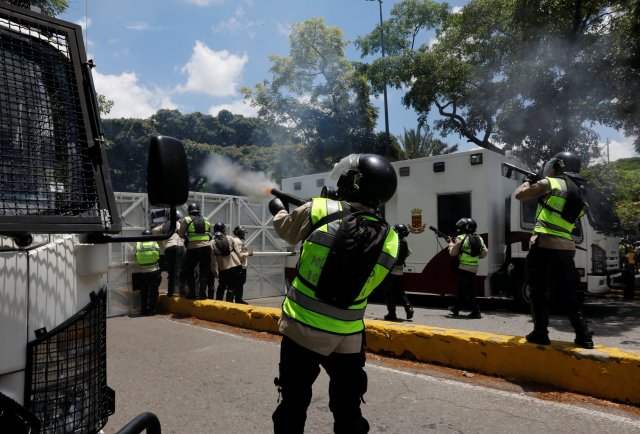 Policías le disparan lacrimógenas a manifestantes en Caracas, Venezuela May 4, 2017. REUTERS/Carlos Garcia Rawlins