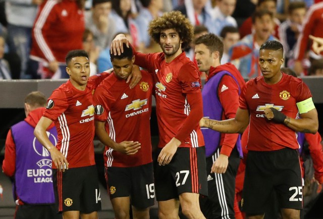 Marcus Rashford celebra con sus compañeros del Manchester United tras marcar un gol (Foto: Reuters)