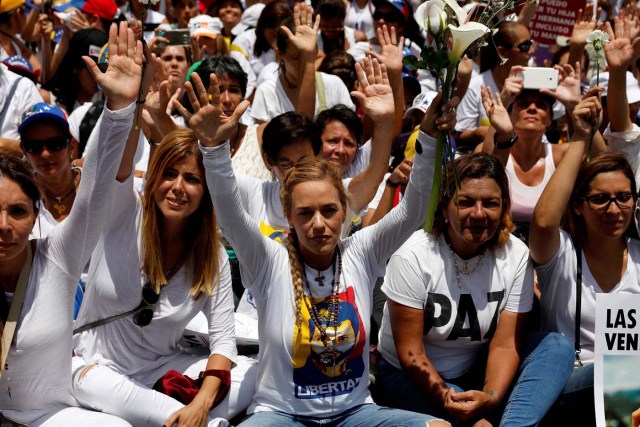 Lilian Tintori (C), wife of jailed Venezuelan opposition leader Leopoldo Lopez, lifts her hands during a women's march to protest against President Nicolas Maduro's government in Caracas, Venezuela May 6, 2017. REUTERS/Carlos Garcia Rawlins