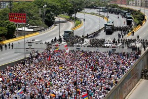 FOTOS: La barrera metálica de la GNB no pudo callar el grito de las venezolanas contra la represión #6May