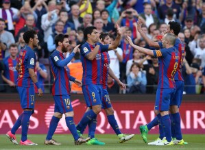 El Barcelona golea al Villarreal con doblete de Messi y sigue líder