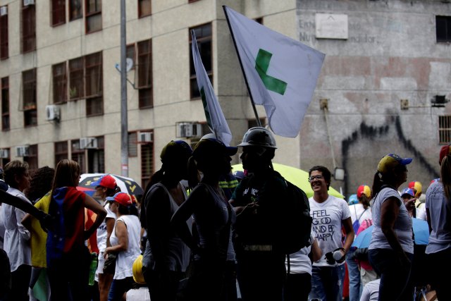 Venezolanos en Miami reúnen insumos para enviar a sus compatriotas que "combaten" en las protestas. La ayuda busca dotar a grupos de rescate como Cruz Verde. REUTERS/Marco Bello