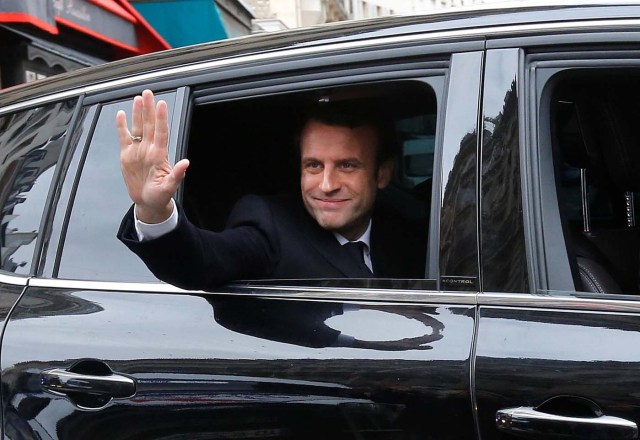 Emmanuel Macron, head of the political movement En Marche !, or Onwards !, and candidate for the 2017 presidential election, waves from his car as he leaves his home during the second round of the election, in Paris, France, May 7, 2017. REUTERS/Jean-Paul Pelissier      TPX IMAGES OF THE DAY