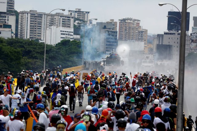 La marcha opositora fue reprimida en la Autopista Francisco Fajardo a la altura de El Rosal. REUTERS/Carlos Garcia Rawlins