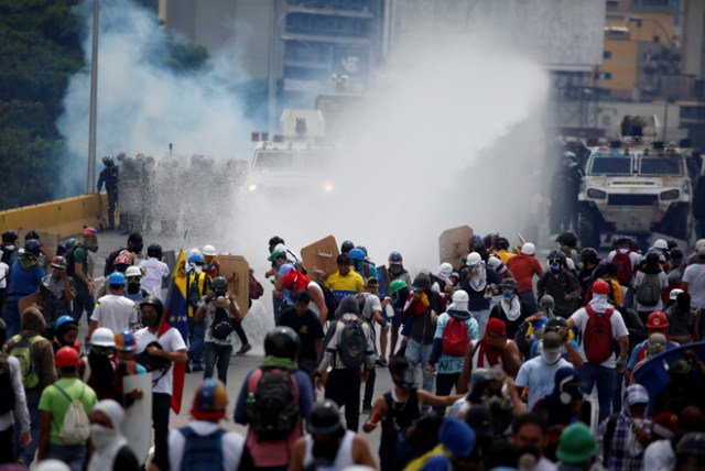 Escuderos en medio de brutal reprsión en Caracas, Venezuela, May 10, 2017. REUTERS/Marco Bello