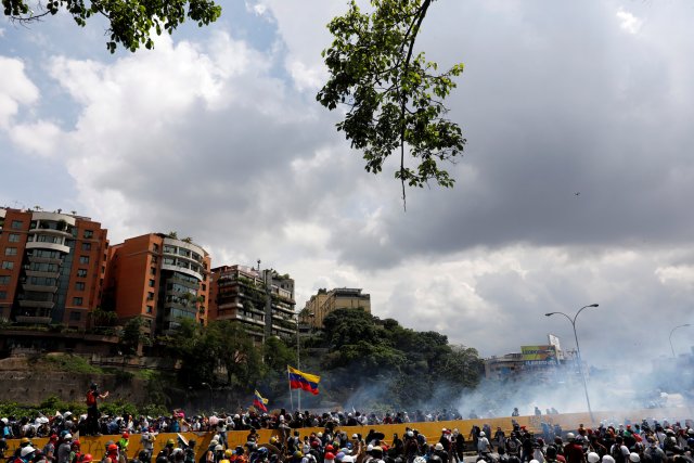 La marcha opositora fue reprimida en la Autopista Francisco Fajardo a la altura de El Rosal. REUTERS/Carlos Garcia Rawlins