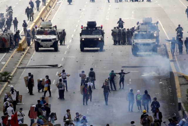 La protesta que se suscitó este miércoles en Caracas fue fuertemente reprimida por la PNB y GN. REUTERS/Marco Bello