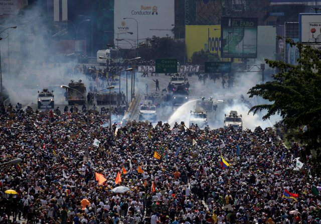 La brutal represión de este #10May que dejó un muerto y más de 160 heridos. REUTERS/Marco Bello