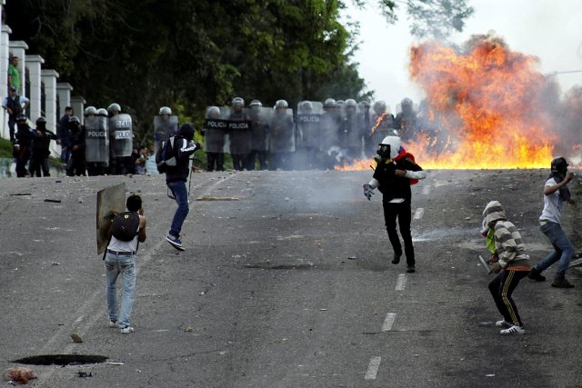 Riot security forces clash with demonstrators during a protest against Venezuelan President Nicolas Maduro's government in San Cristobal, Venezuela, May 10, 2017. REUTERS/Carlos Eduardo Ramirez