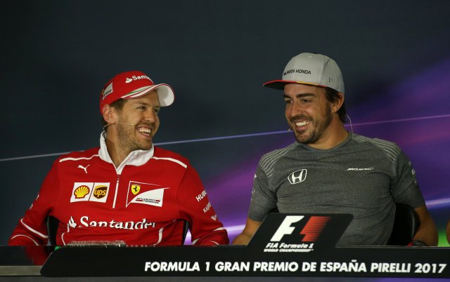 Los pilotos de Fórmula Uno Sebastian Vettel (Ferrari) y Fernando Alonso (McLaren) Foto: Reuters