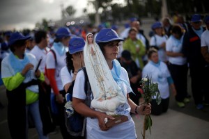 Una marea de fervientes peregrinos esperan al Papa en Fátima