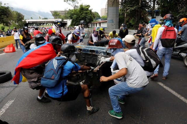 Demonstrators build barricades during a protest against Venezuela's President Nicolas Maduro's government in Caracas, Venezuela, May 13, 2017. REUTERS/Carlos Garcia Rawlins