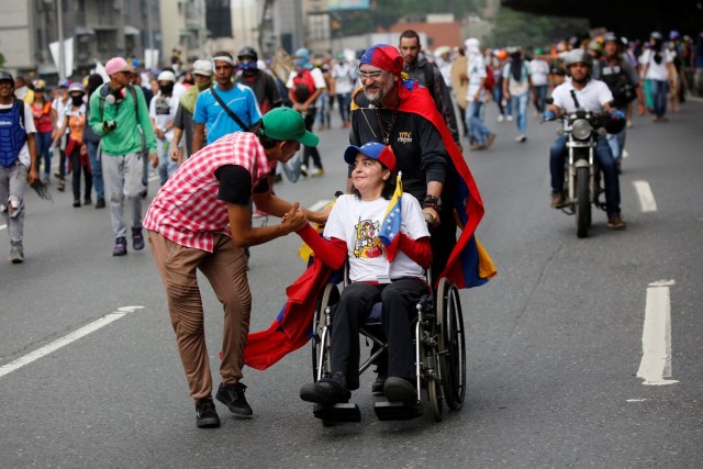 Demonstrators protest against Venezuela's President Nicolas Maduro's government in Caracas, Venezuela, May 13, 2017. REUTERS/Carlos Garcia Rawlins